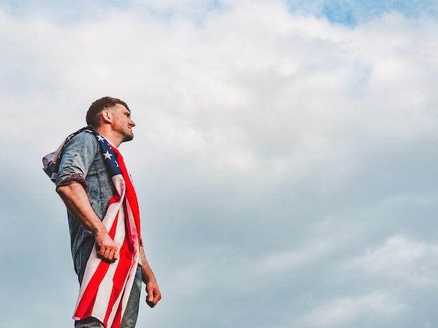 Homem atraente, segurando a bandeira dos Estados Unidos