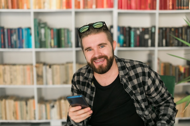 Homem atraente sorridente hipster relaxando em casa. Gen Z e conceito de geração millennial.