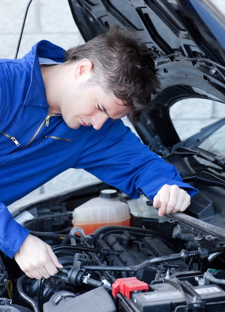 Homem auto-assegurado reparando um carro