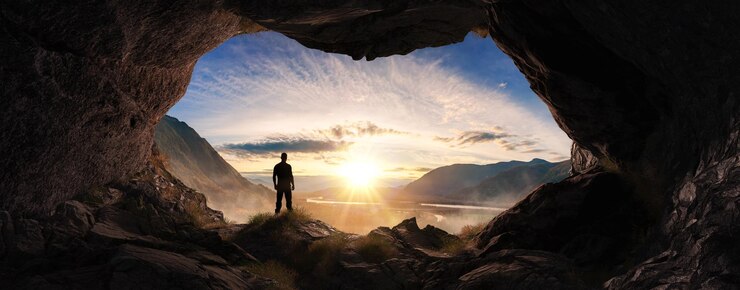 Foto homem aventureiro caminhante de pé em um rio de caverna e montanhas no fundo d renderização