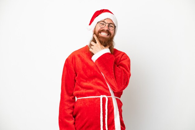 Homem avermelhado disfarçado de Papai Noel isolado no branco feliz e sorridente