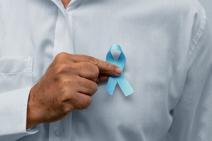 Foto homem azul de novembro segurando uma fita azul