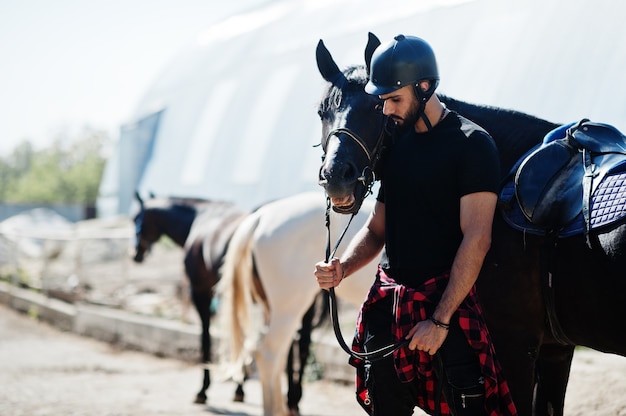 Homem barba com cavalo