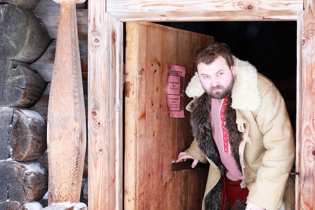 Homem barba com roupa tradicional de inverno da era camponesa medieval na Rússia