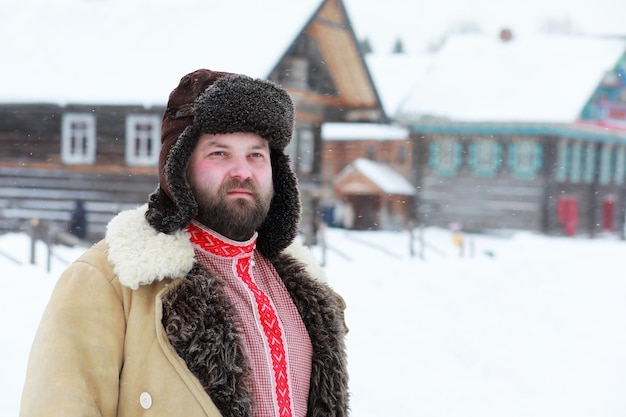 Homem barba com roupa tradicional de inverno da era camponesa medieval na Rússia