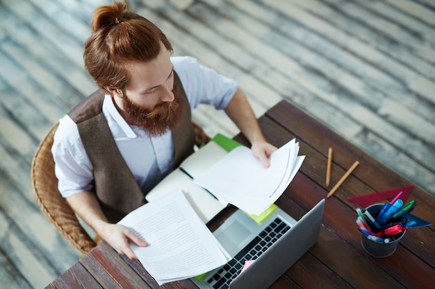 Homem barba moderno trabalhando no escritório