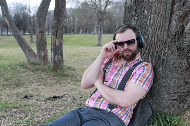 Homem barba relaxando árvore