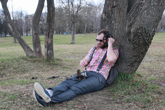 Homem barba relaxando árvore