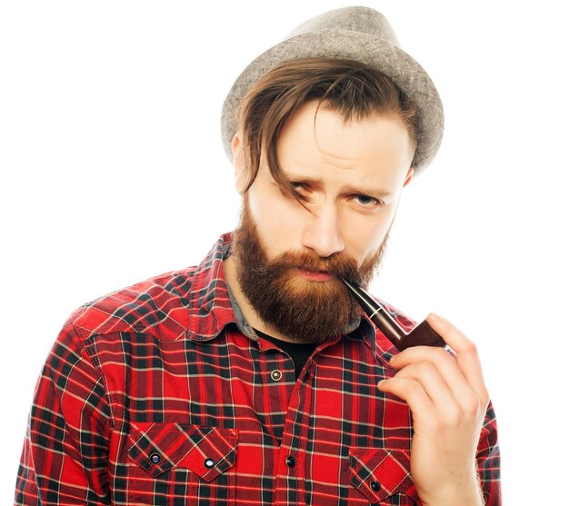 Foto homem barbudo a fumar um cachimbo