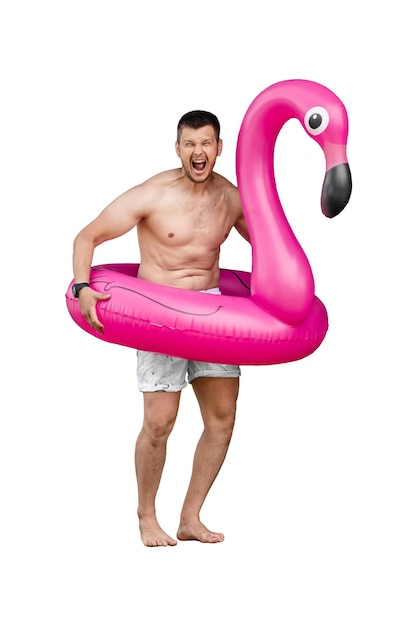 Homem barbudo adulto com flamingo rosa isolado no fundo branco, mostrando emoções