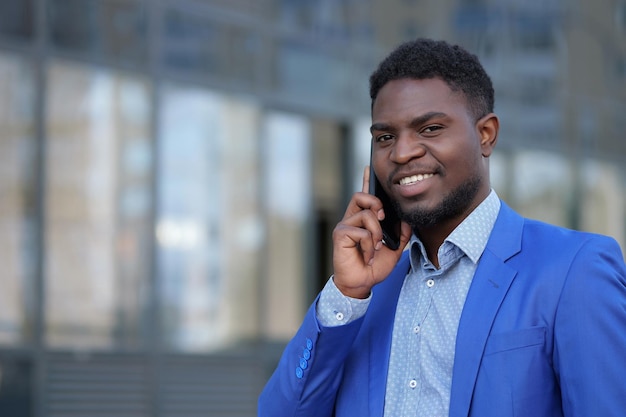 Homem barbudo afro-americano liga para colega no telefone