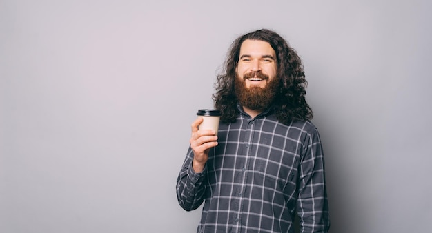 Homem barbudo alegre com café