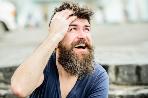 Homem barbudo ao ar livre moda masculina e beleza masculina brutal com estilo perfeito homem barbudo com cabelo exuberante Tempo livre e feliz Hipster maduro com barba Fazendo o cabelo parecer mágico