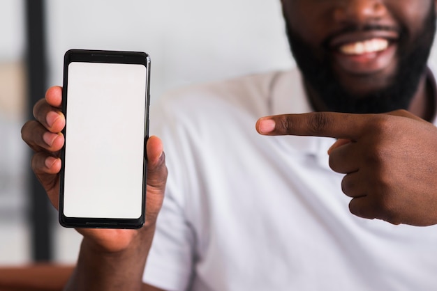 Foto homem barbudo, apresentando seu telefone móvel