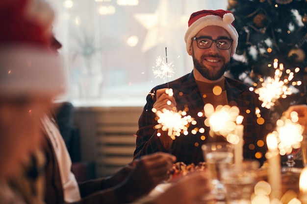 Homem barbudo, aproveitando a celebração de Natal