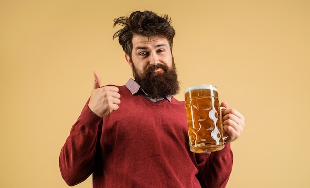 Homem barbudo bêbado com caneca de cerveja aparecendo polegar para cima festival oktoberfest hipster barbudo com sabor fresco