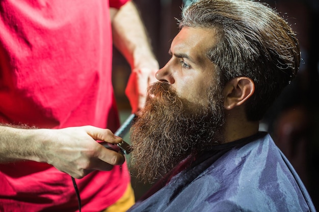 Homem barbudo bonito na barbearia