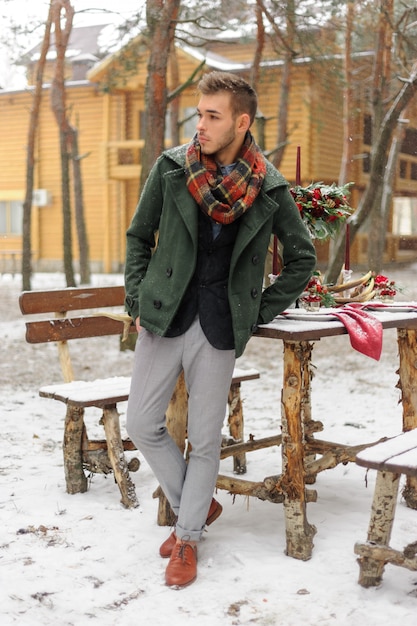 Homem barbudo bonito num dia de inverno