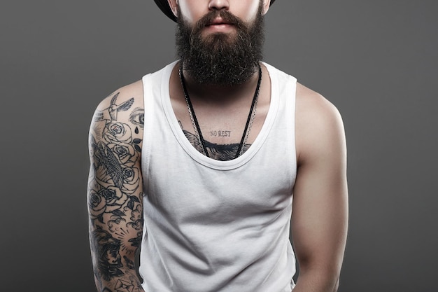 Homem barbudo bonito tatuado