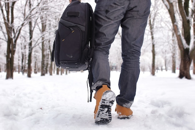 Homem barbudo caminhando em uma temporada de neve no inverno