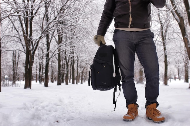 Homem barbudo caminhando em uma temporada de neve no inverno