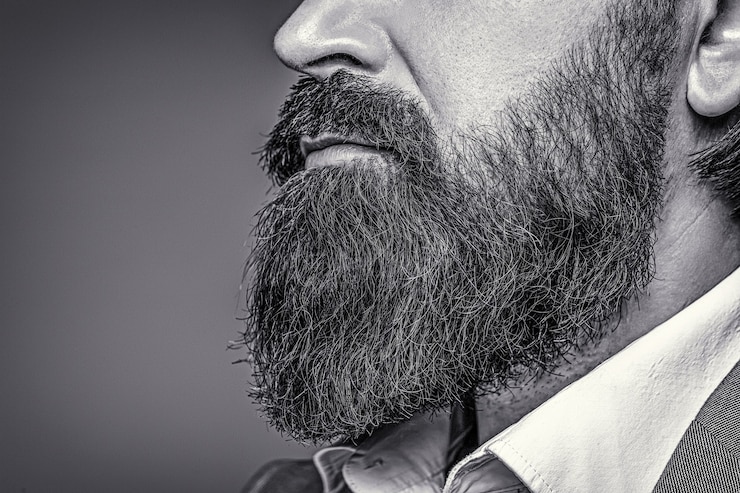 Foto homem barbudo close-up. barba é o seu estilo. close up de barbudo homem. macho com bigode crescendo. preto e branco.