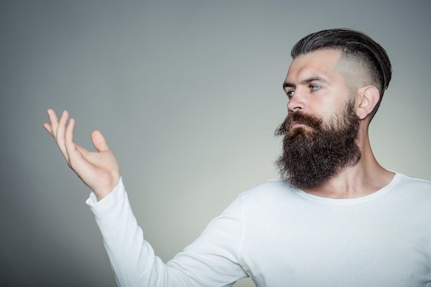 Homem barbudo com a mão levantada