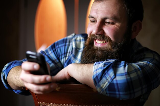 Homem barbudo com aparência de telefone