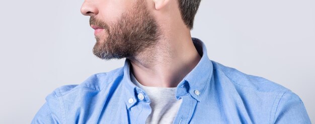 Homem barbudo com barba e bigode em foto de estúdio de homem barbudo com barba