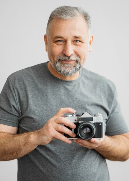 Foto homem barbudo com câmera