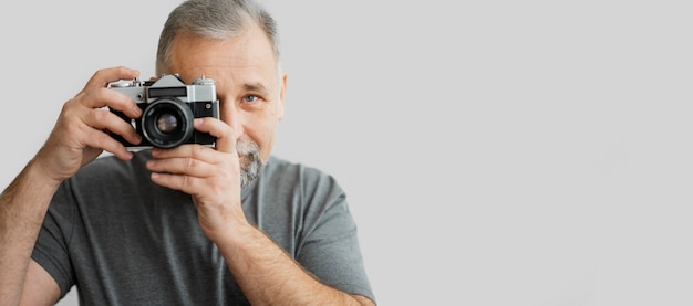 Foto homem barbudo com câmera