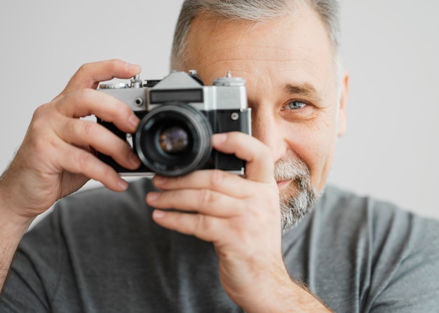 Foto homem barbudo com câmera