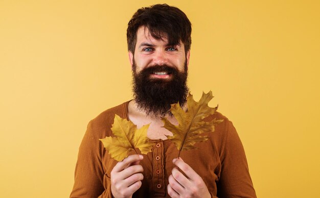 Foto homem barbudo com folhas amarelas moda outono sazonal humor outonal venda e desconto