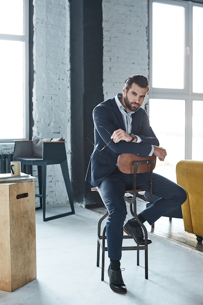 Foto homem barbudo com uma aparência muito interessante