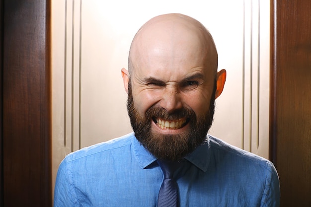 homem barbudo com uma camisa azul