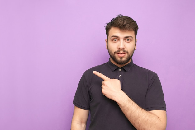 Homem barbudo com uma camiseta escura em pé