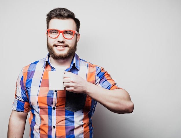 Homem barbudo com uma xícara de café