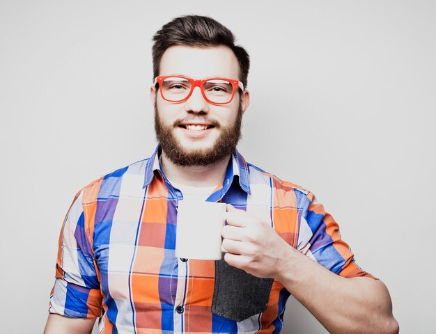 Homem barbudo com uma xícara de café