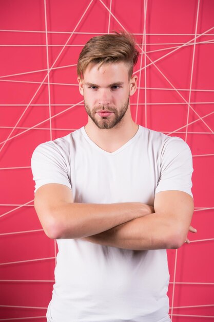 Homem barbudo confiante de braços cruzados. Cabelo elegante de homem e pele jovem e saudável. Cara com barba e bigode parecem estritamente. Cuidados de barba e cabelo na barbearia. Dicas de beleza do barbeiro.