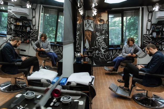 Foto homem barbudo cortando a barba na barbearia