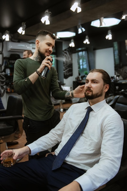 Foto homem barbudo cortando a barba na barbearia