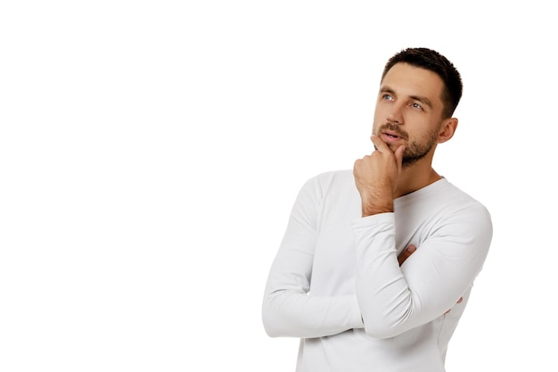 Foto homem barbudo de camisa branca casual fazendo perguntas