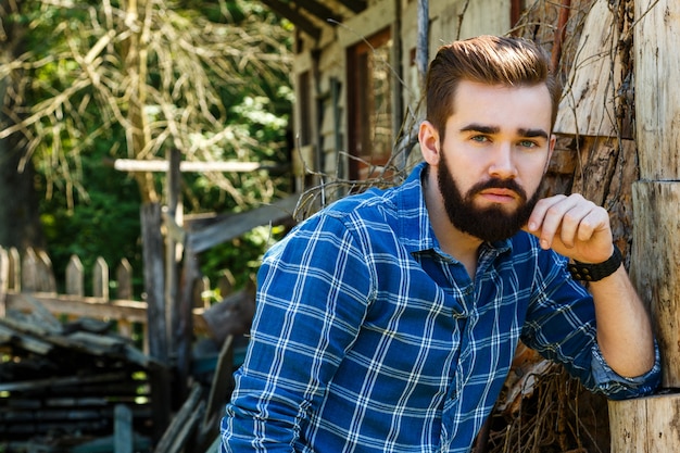 Homem barbudo de camisa quadriculada