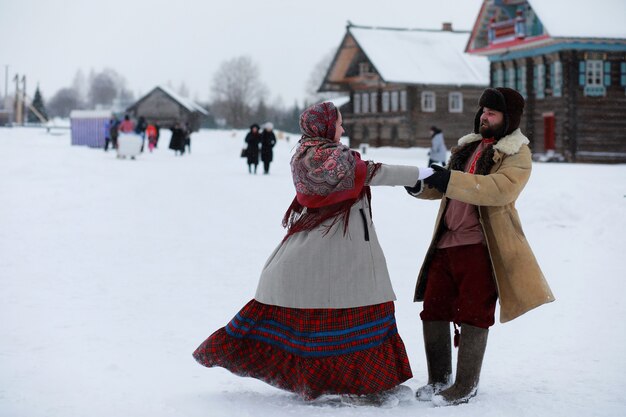 Homem barbudo em traje tradicional de inverno da idade medieval camponesa na Rússia