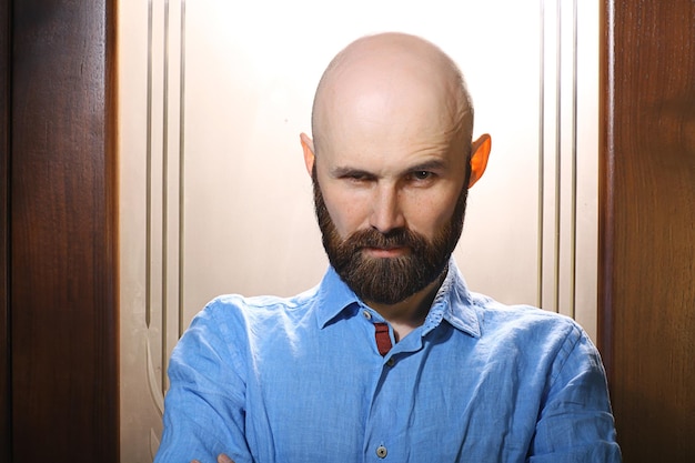 homem barbudo em uma camisa azul