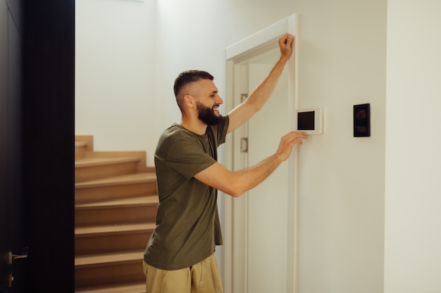 Homem barbudo encantado olhando para o painel sensorial