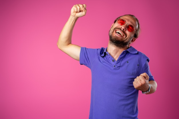 Foto homem barbudo engraçado de óculos celebrando o sucesso