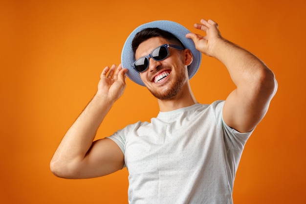 Homem barbudo engraçado muito feliz em copos comemorando o sucesso.