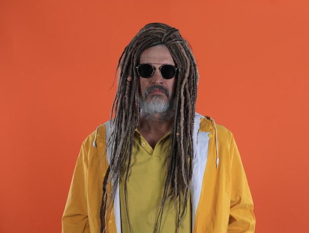 Foto homem barbudo europeu brutal com dreadlocks