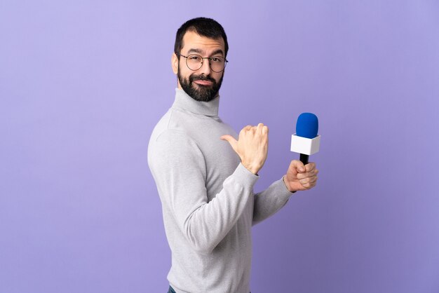 Homem barbudo expressivo posando